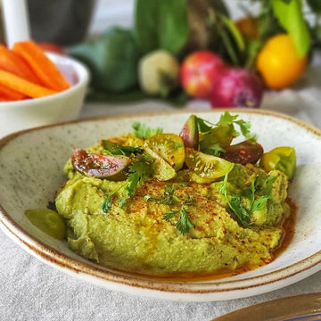 Humus con palta y ajíes