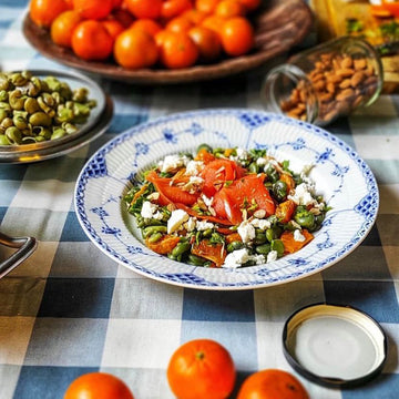 Ensalada de trucha ahumada con habas y mandarinas.