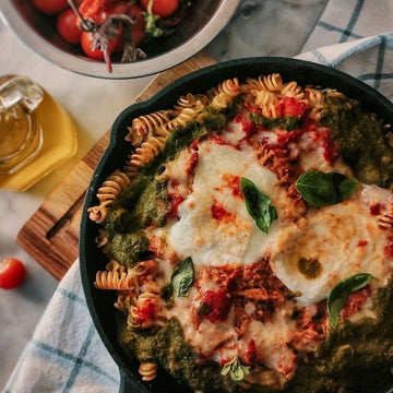 Fusillis gratinados con pesto de espinaca, mechada y mozarella.