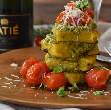 Polenta grillada con tomates secos, tomates asados y pesto