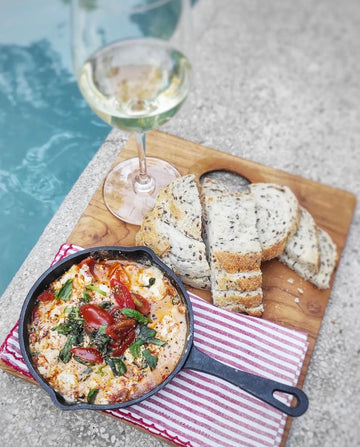 Dip de queso de cabra, tomates y aceitunas