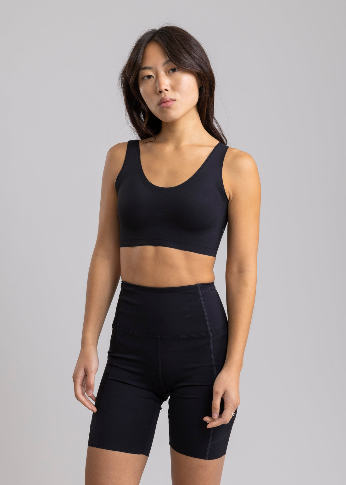 Peto Aine Black con Broche Trasero y Malla