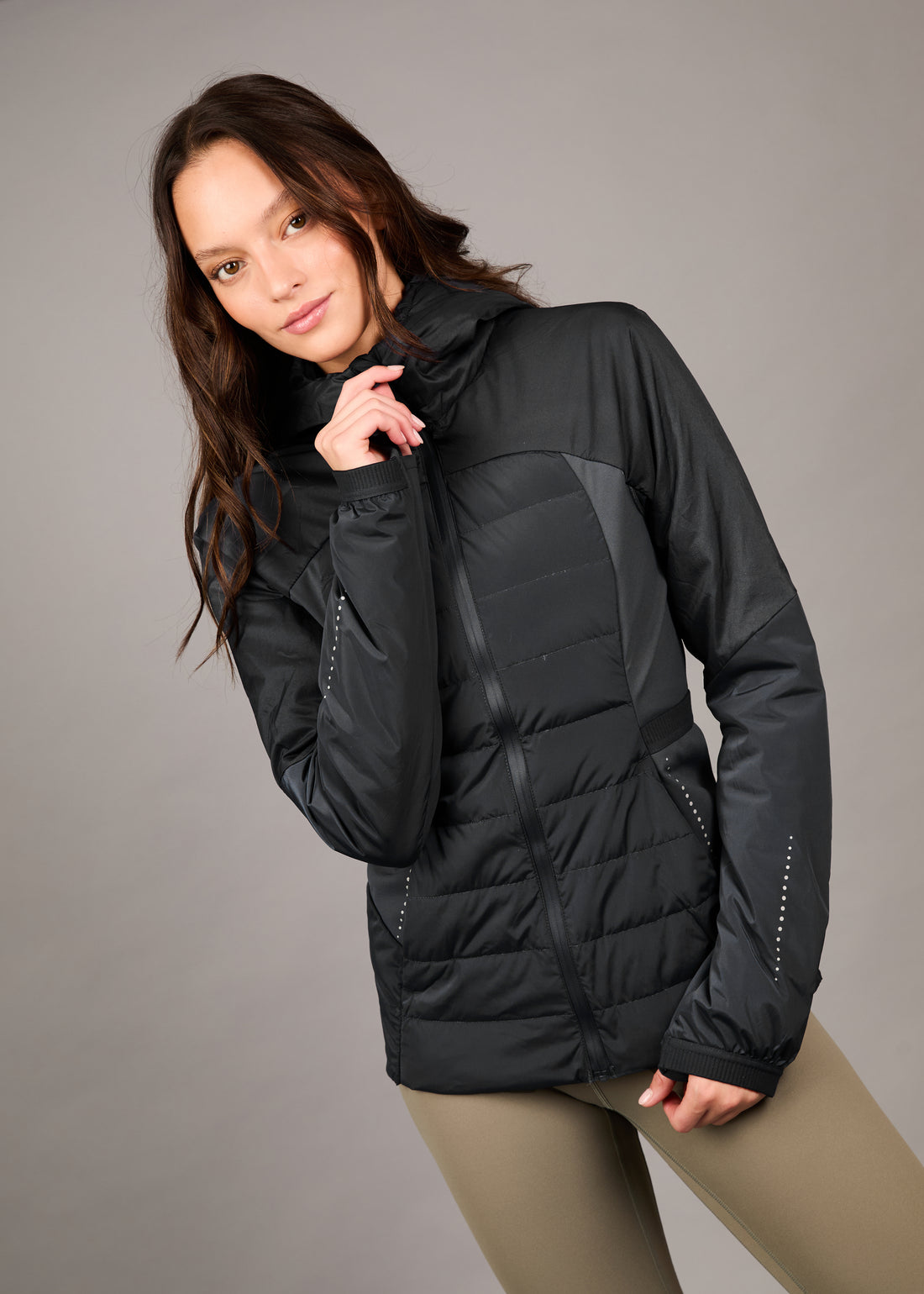 Parka Deportiva Nikkal Black con Capucha y Paneles Acolchados
