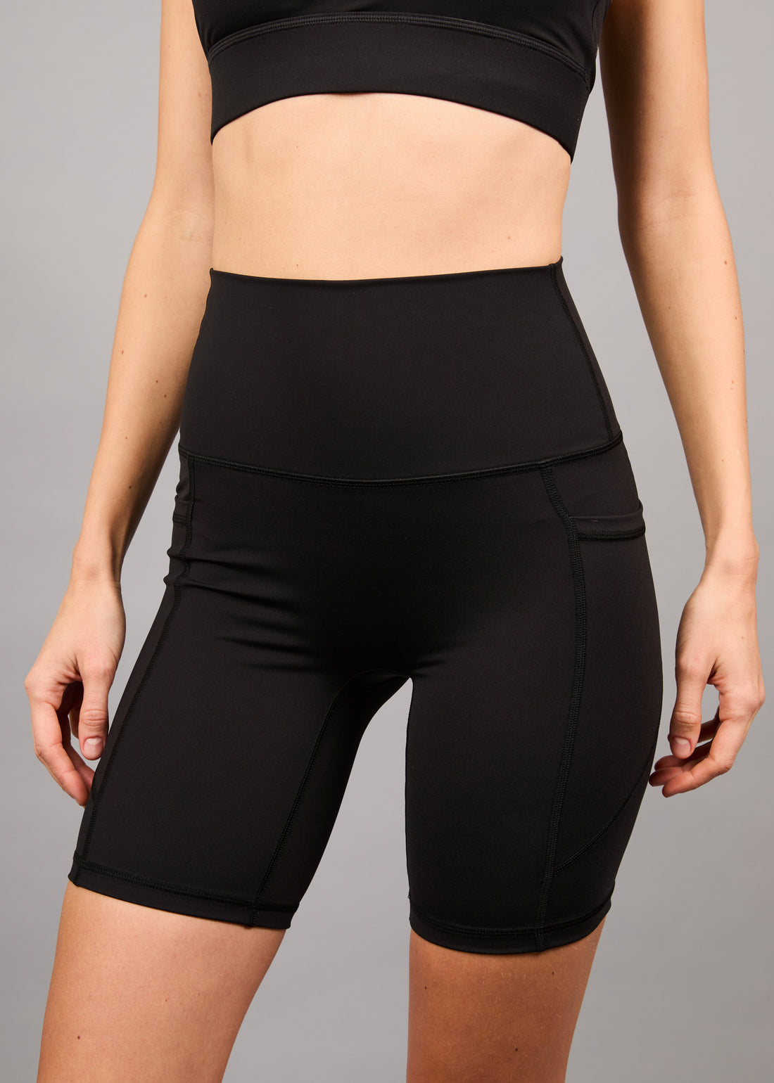 Legging Cortas Bolsillos Laterales Ambar Black